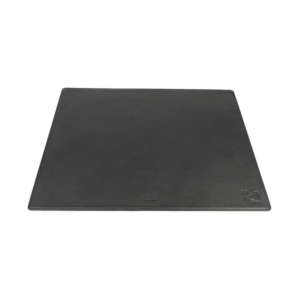 K0044AB | Sous-main en cuir véritable pleine fleur avec motif dollar grainé – Couleur noir – Dimensions : 50 x 37 x 0,5 cm – Emballage : Enveloppe en carton noir
