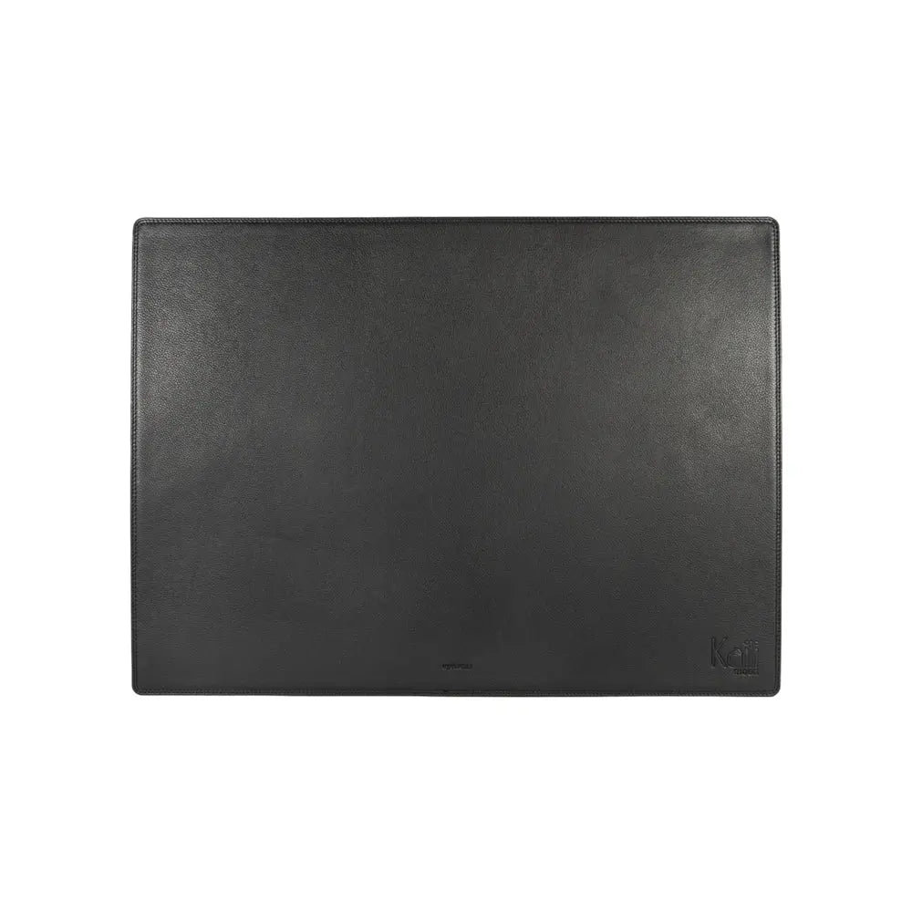 K0044AB | Sous-main en cuir véritable pleine fleur avec motif dollar grainé – Couleur noir – Dimensions : 50 x 37 x 0,5 cm – Emballage : Enveloppe en carton noir